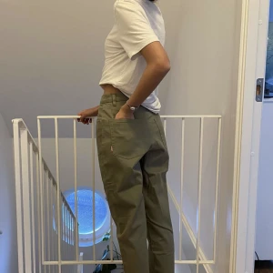 Militärgröna jeans - Så coola jeans i den perfekta gröna färgen 