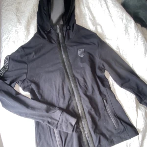 Maya Delorez zip hoodie - En jättefin rid tröja från Maya Delorez i bra skick. köptes för 1 år sedan och ser ut som ny.  Nypris 899