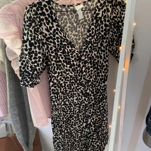 Klänning  - En supersöt klänning från Hm Står storlek 40 men passar en med S eller M Köparen står för frakten 🌼
