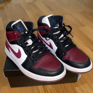 JORDAN 1 "DARK BEETROOT" MID (W) - Säljer ett par jättesnygga jordans som jag köpte för ett tag sen. Dom har använts ca 3 gånger totalt! Storleken är 36,5 men dom var för små för mig! 