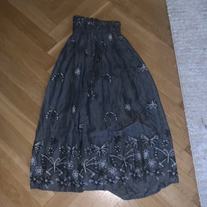 Långkjol  - Jätte fin långkjol, kommer inte till användning. Igentligen är det en klänning utan snöre men den passar jätte bra som kjol och sträcker sig över fötterna. Är 157 och den är lite för lång för mig fast man kan ju vika den.