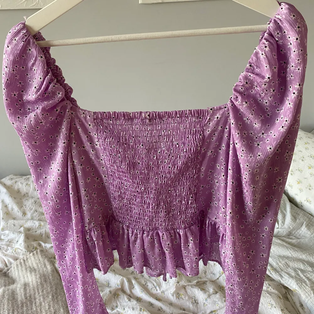 Fin topp från zara, använd en gång! . Puserot.