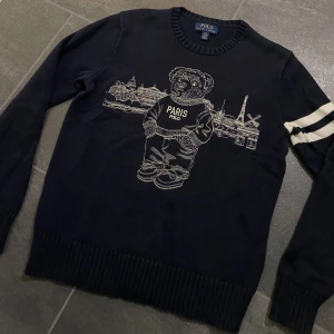 Polo Ralph lauren  - jätte fin tröja i fint skick nästan oanvänd. Storleken är 160 Cm, kan skicka med instabox eller postnord. Priset kan diskuteras vid snabbaffär