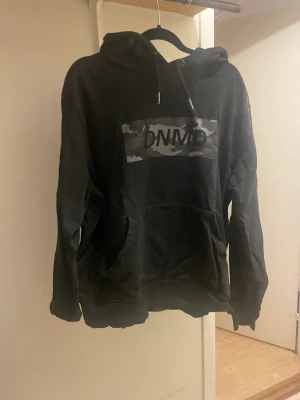 Tröja  - Säljer denna tröjan , katt finns i hemmet köparen står för frakten , fåtal gånger använd , buda går bra 