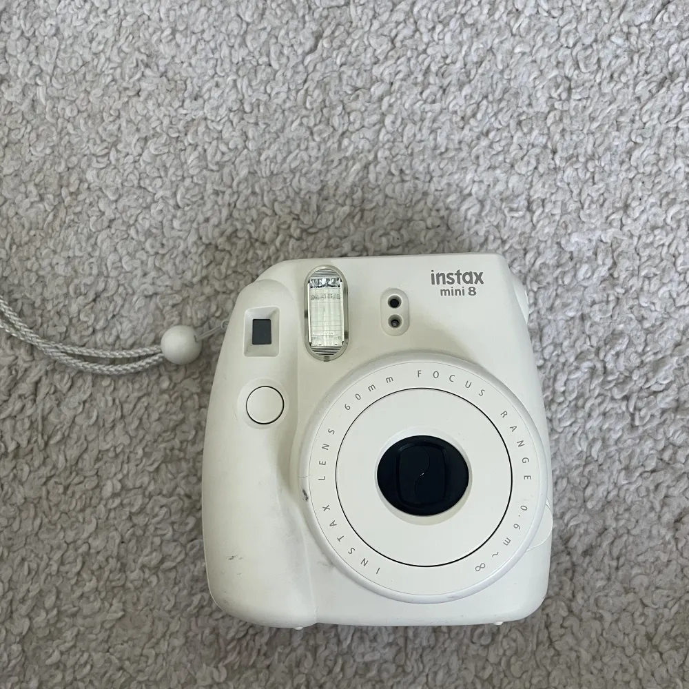 Fujifilm Instax mini 8. Har haft denna kamera i några år men har aldrig fått användning för den. Den tar dock väldigt fina bilder. . Övrigt.