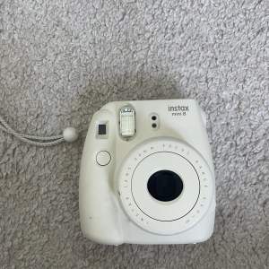 Fujifilm Instax mini 8. Har haft denna kamera i några år men har aldrig fått användning för den. Den tar dock väldigt fina bilder. 