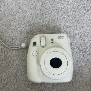 Polaroidkamera - Fujifilm Instax mini 8. Har haft denna kamera i några år men har aldrig fått användning för den. Den tar dock väldigt fina bilder. 