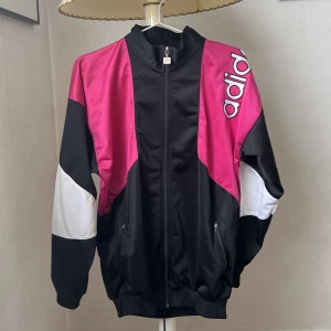 Adidas tröja - Fet adidas tröja i bra skick. Storlek S/M🖤🤍💗