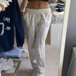 lågmidjade linnebyxor - jättefina lågmidjade linnebyxor från H&M men de är slutsålda 💗 nya och har bara används typ 1 gång, skriv för fler bilder!