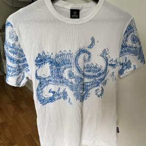 Versace T-shirt köpt i en vintage butik i London. Använd en gång sedan jag köpte den. 