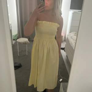En jättefin gul klänning som tyvärr inte kommer till någon användning för mig 