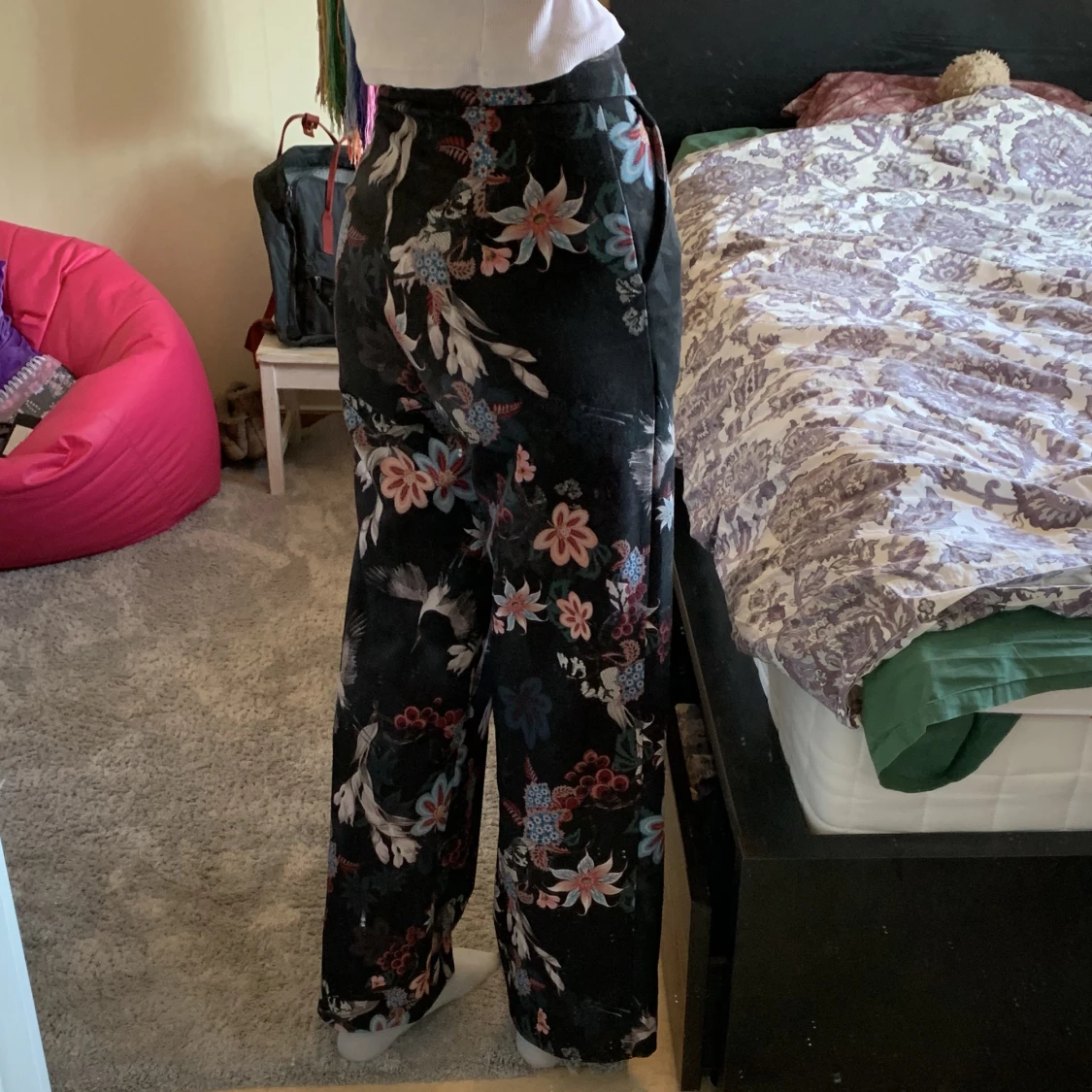 Högmidjade svarta blom mönstriga byxor  - 90