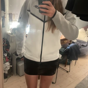 Nike tech fleece - Säljer detta jättefina Nike tech som jag inte alls har fått användning av då det inte är min stil. Är i bra skick och endast använt 1-2 gånger. Pris kan diskuteras. Köptes för cirka 1400kr Kontakta gärna om du är interesserad 
