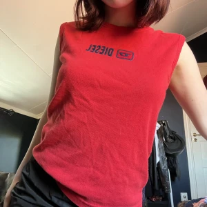 Röd diesel topp - Skit snygg topp från diesel. Knappast använd, storlek S/M.