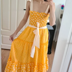 River island - Gul prickig sommarklännibg från River island i storlek M, men passar mer som S. Aldrig använt och fungerar perfekt till sommaren. Ord. Pris 499kr.