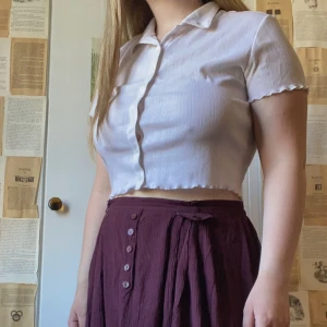 Kortärmad Skjorta  - Vit kortärmad skjorta i storlek L, men skulle säga att den passar S-L beroende på hur en vill att den ska sitta. Väldigt somrig och i bra skick men säljer för att den tyvärr inte är min stil längre. Hör gärna av dig om du har några frågor! 