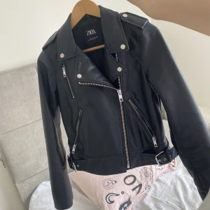 Zara skinnjacka 🖤 - En jättefin skinnjacka från Zara som är i storlek S men kan även passa dig som har storlek XS! 💗💕        Nypris: (399kr)