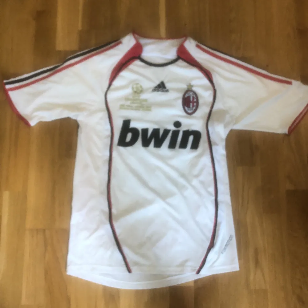 En fet retro Milan tröja från 2006-2007 säsongen i perfekt skick. Kaka är namnet din är på ryggen och tröjan är knappt använd. T-shirts.