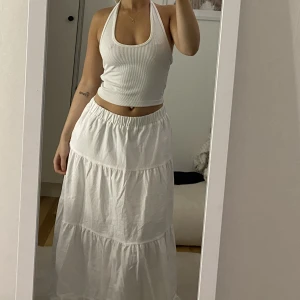 Halterneck topp - Vit topp från H&M. Storlek s. Perfekta linnet för sommaren. Nyskick.