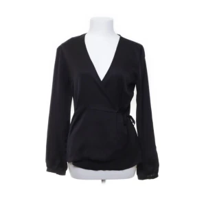 Blus  - Säljer då jag inte hann retunera, den är i bra skick. Skriv privat för fler bilder eller frågor❤️