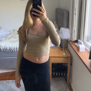 Beige topp - Beige ribbstickad topp från ginatricot. 