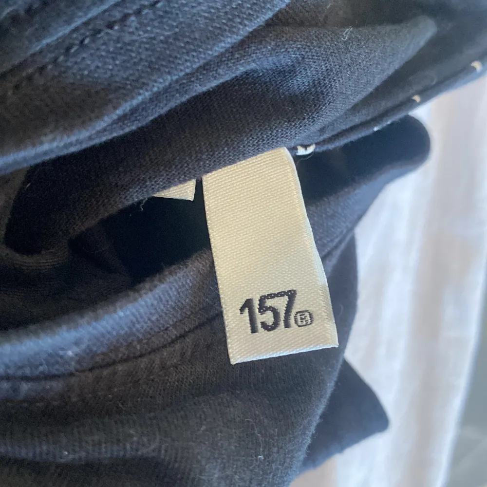 Lite kortare t-shirt från Lager 157, andvänd ett få tal gånger, bra skick💕. T-shirts.