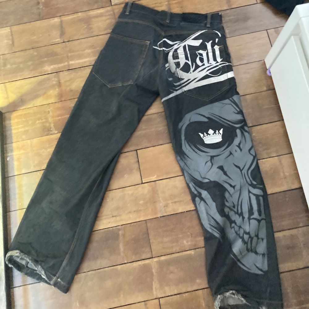 Säljer mina käraste jeans. Mycket använda men i bra skick. Lite slitet längst ner och trycket är lite slitet, men enligt mig på ett coolt sätt. Älskar dom här byxorna men tyvärr kommer det inte till användning längre då jag ändrat stil.. Jeans & Byxor.