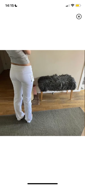 Lågmidjade konstymbyxor - Säljer dessa jättefina byxor som jag  köpte på Plick, var inte riktigt min smak, de är långa på mig som är 167💞 de är helt oanvända och prislapp kvar. Från zara!💞