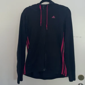 Adidas kofta - En svart adidas kofta med rosa detaljer i bra skick.