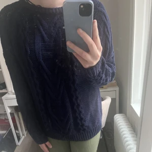 Stickad tröja - Stickad tröja från monki i mörkblått, storlek är S💞💞köpare står för frakt💞💞