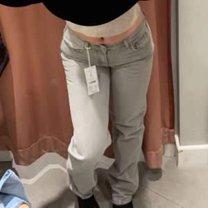 Raka jeans från Gina tricot köpt för 499, säljs för 200. Knappt använda.  köpare står för frakt.