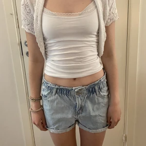 Jeansshorts - Jättesnygga Lågmidjade jeansshorts. Storlek är 164 men passar mig som oftast har xs-s