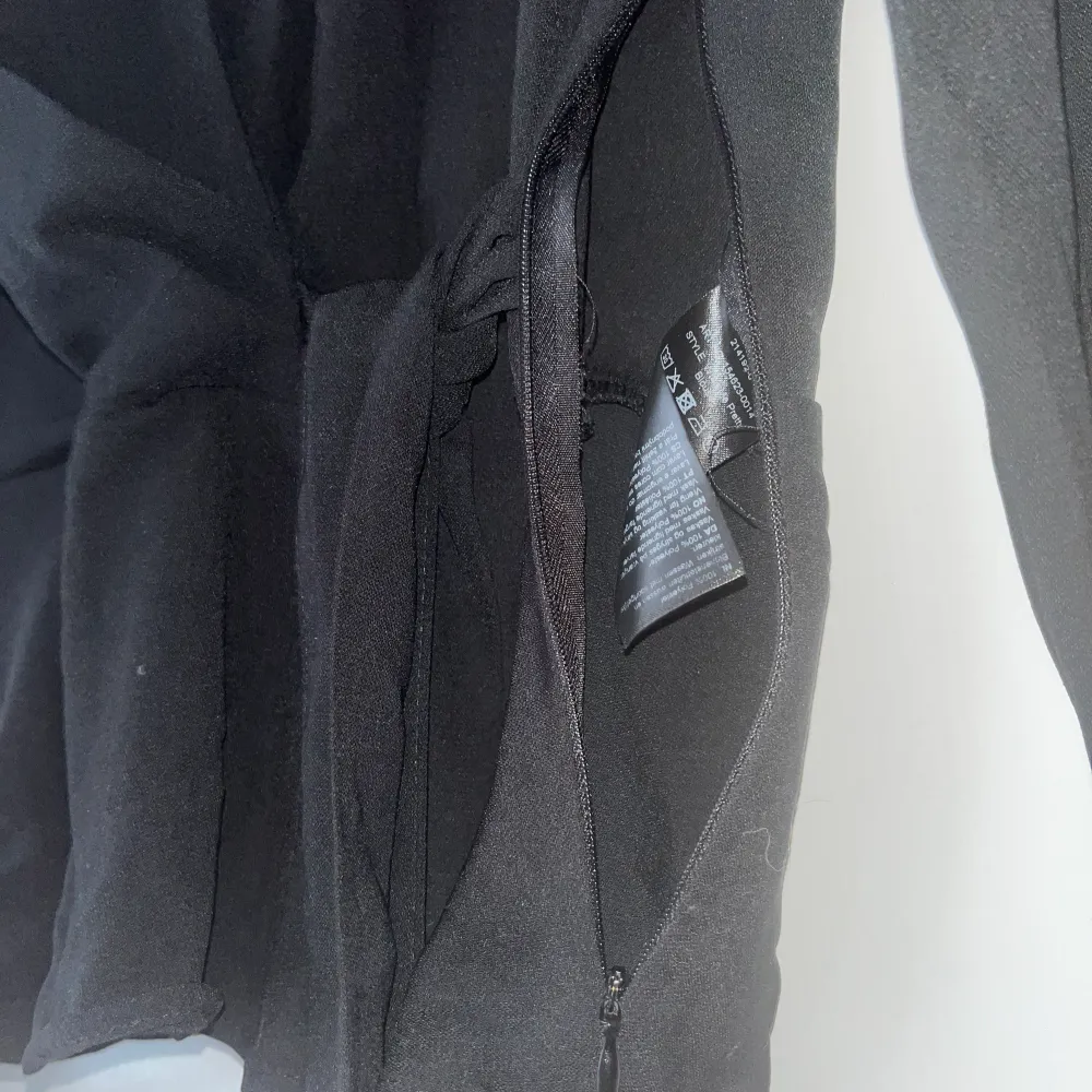 En jättefin omlott blus som man knyter vid sidan. Tröjan går att öppna vid sidan som gör det enklare att sätta på sig tröjan och stänga dragkedjan efter. Materialet på tröjan ser man bättre på sista bilden😊. Blusar.