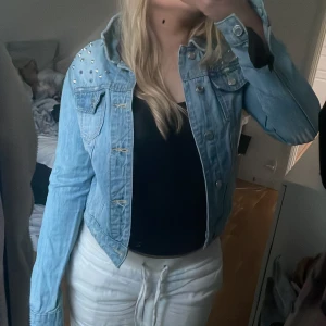 Snygg jeansjacka - As fin jeans jacka! Fin att ha nu till sommaren🌸från BIKBOK ☺️ säljer även fler grejer på min profil ❤️