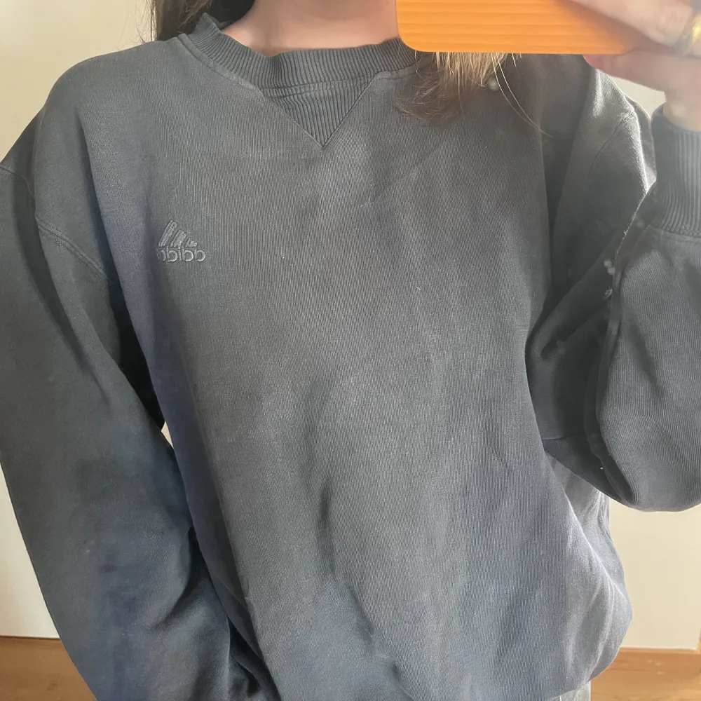 Supercool sweatshirt från Adidas! Köptes på en secondhand. Köpare står för frakt 😄. Hoodies.