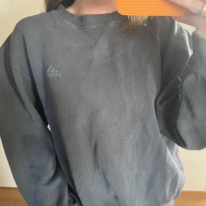 Vintage Adidas sweatshirt  - Supercool sweatshirt från Adidas! Köptes på en secondhand. Köpare står för frakt 😄