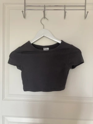 Hm crop top - En jättefin grå crop top från H&M som är väldigt liten på mig använd fåtal gångar så granska bra skick inga defekter💞den är i storlek XS men är mer som en XXS
