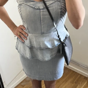 Jeansklänning  - En jättefin jeansklänning utan ärmar, man kan ha den på två sätt som ni ser på bilderna. Passar till allt!💞