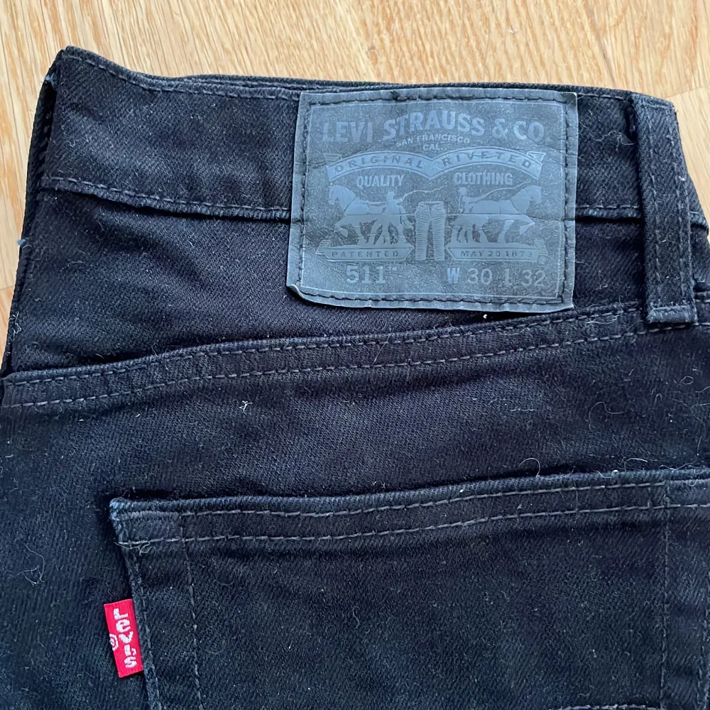 Levis jeans 511, storlek W30/L32, inga defekter, välvårdade och väldigt fint skick. Köpta för 1000, säljer för 550+frakt.. Jeans & Byxor.