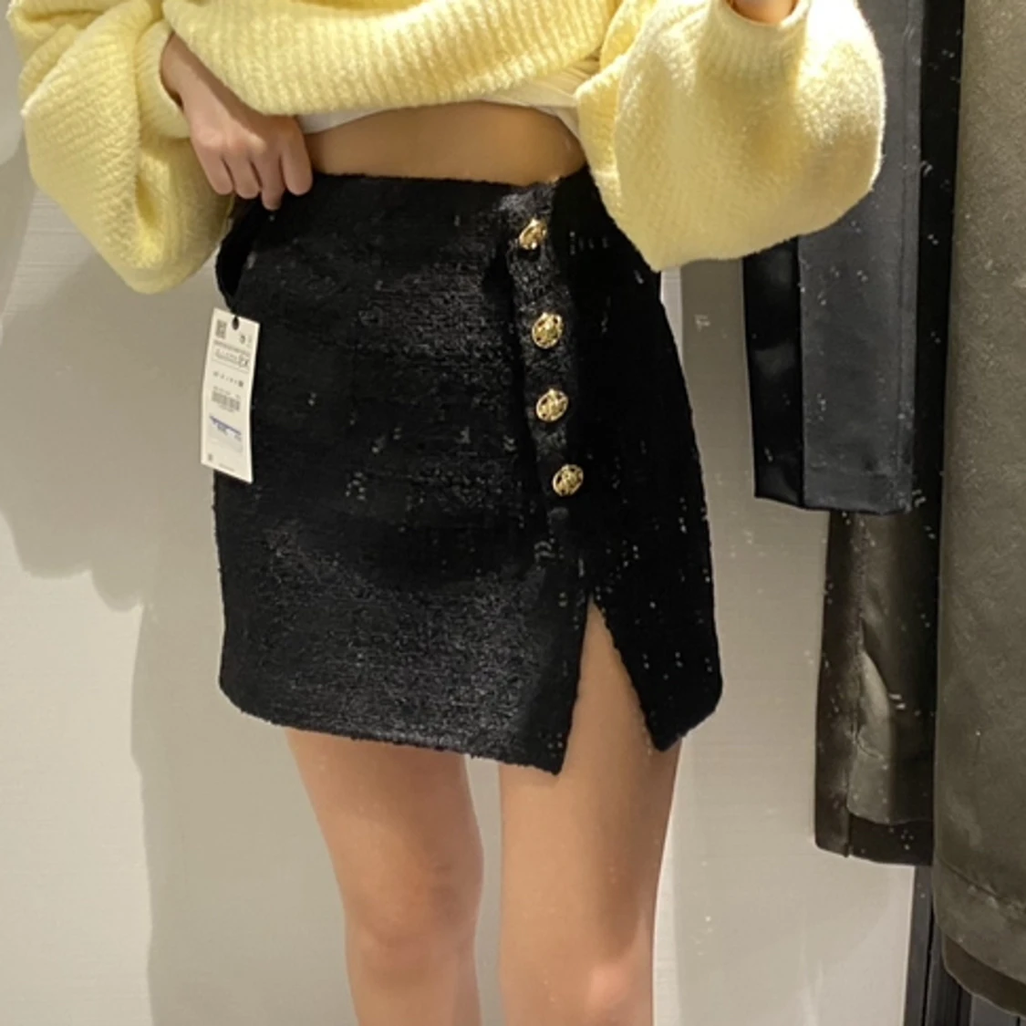 Zara svart minikjol i boucle med slits och guldiga knappar