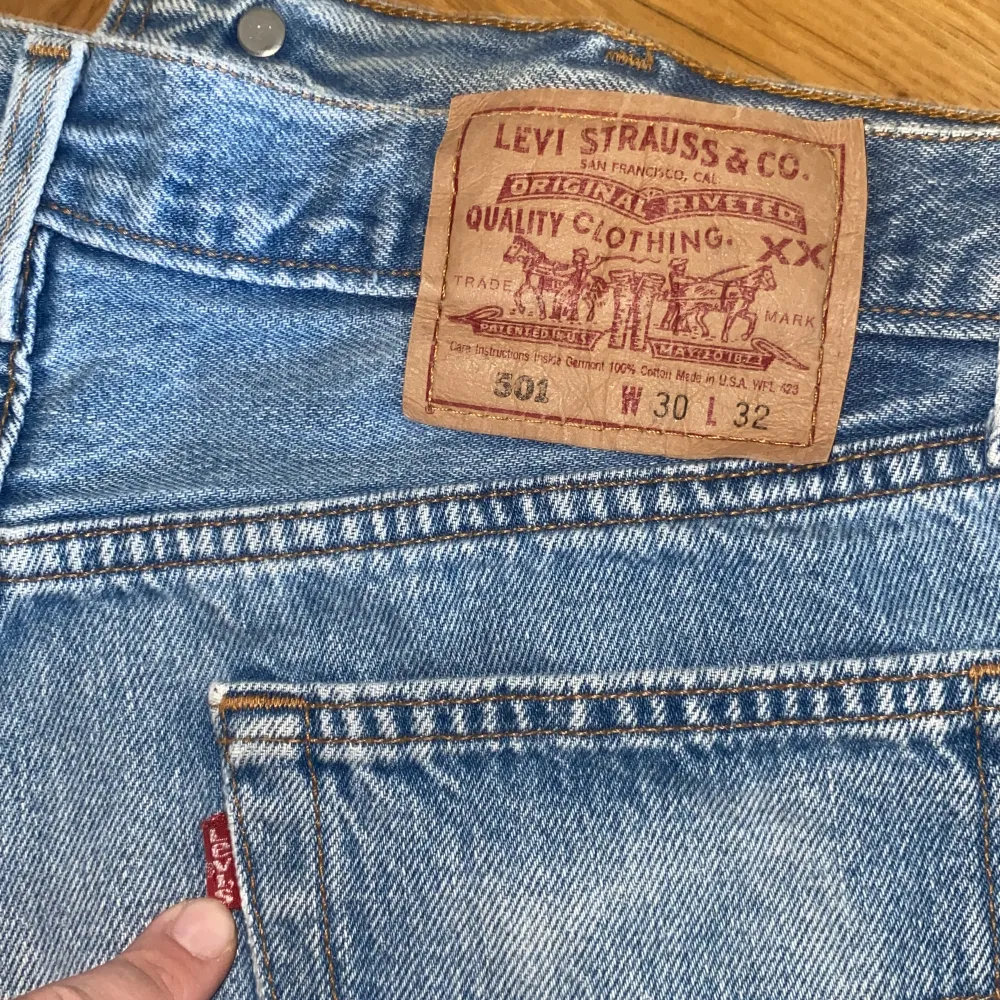 Snygga blå jeansshorts från Levi’s. Använda några gånger och säljs då de blivit för små. Bra skick.  Waist: 30. Modell: 501.  De är 100% bomull. Ingen stretch.. Shorts.