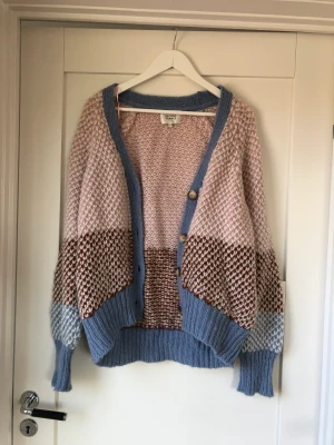 Stickad tröja Storlek L - Superfin stickad tröja från second female storlek L. Väldigt bra skick och så mysig! 