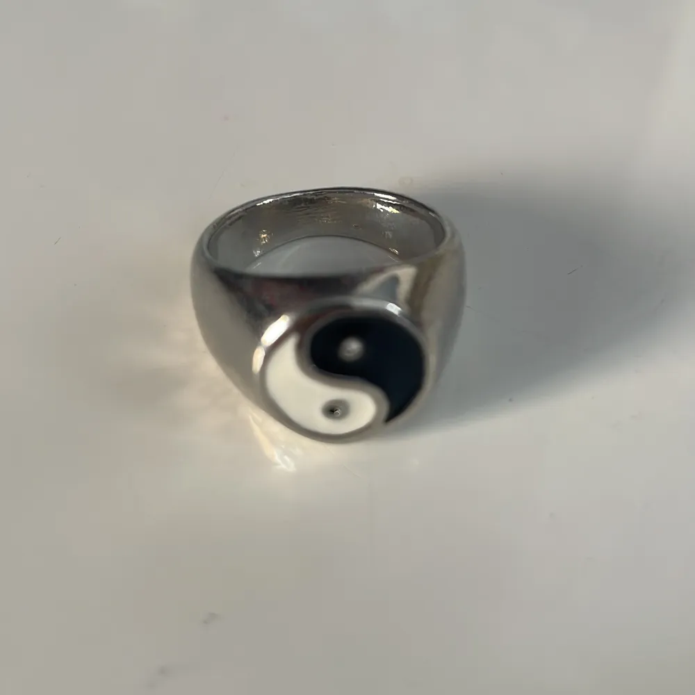 Silverfärgad ring som har diametern 1,8 cm, gjord i rostfritt stål. Finns fler liknande på min profil! Köp gärna med köp direkt :). Accessoarer.
