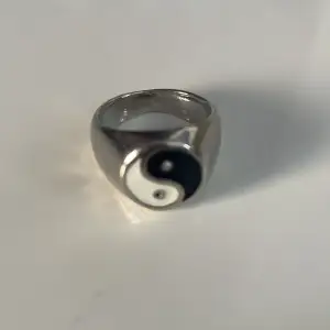 Silverfärgad ring som har diametern 1,8 cm, gjord i rostfritt stål. Finns fler liknande på min profil! Köp gärna med köp direkt :)