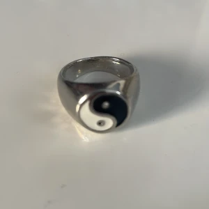 Silverring  - Silverfärgad ring som har diametern 1,8 cm, gjord i rostfritt stål. Finns fler liknande på min profil! Köp gärna med köp direkt :)