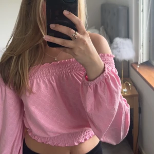 Rosa blus - Rosa blus från hm. Väldigt stretchig så passar xxs-m. Använd fåtal gånger så inga defekter, nyskick🤍