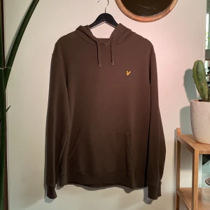 Hoodie LYLE & SCOTT - LYLE & SCOTT Hoodie Använd kanske 4 grr Rymlig luva Längd 72 cm