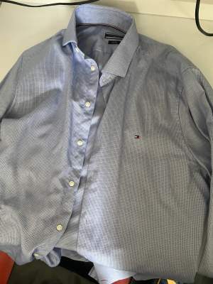 En jätte snygg skjorta från Tommy Hilfiger. I väldigt bra skick, utan några fläckar. I storlek 39 och är även slim fit. 