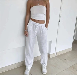 Design by si linnebyxor  - Säljer dessa linnebyxor från design by si då de är för små för mig har vanligtvis 38, skriv för egna bilder❤️ de är i den längre modellen och passar mig som är ungefär 173 köpta för 500kr