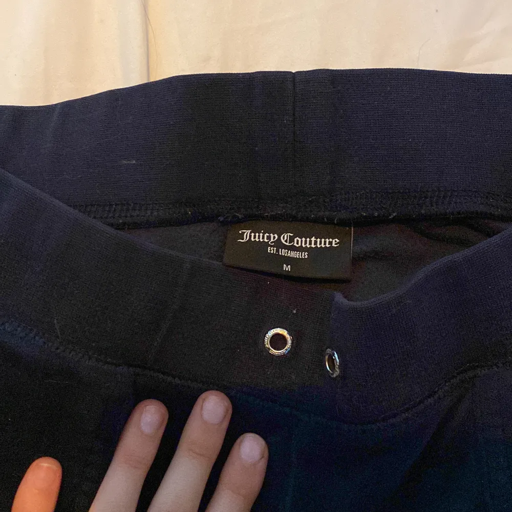 Ett par mörkblåa juicy couture byxor i storlek M, har tyvärr inga snören därav billigt pris. GRATIS FRAKT!💕. Jeans & Byxor.